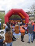 902338 Afbeelding van een springkussen, onderdeel van de kinderspelen, op het grote parkeerterrein aan het begin van de ...